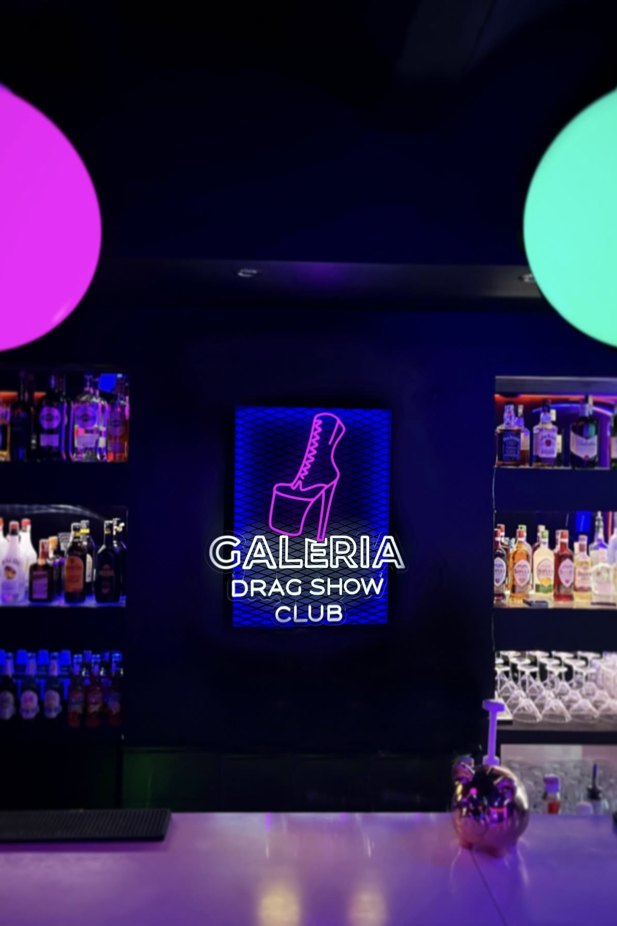 Reklama LED NEONOWA z logo firmy. Neon w barze, restauracji